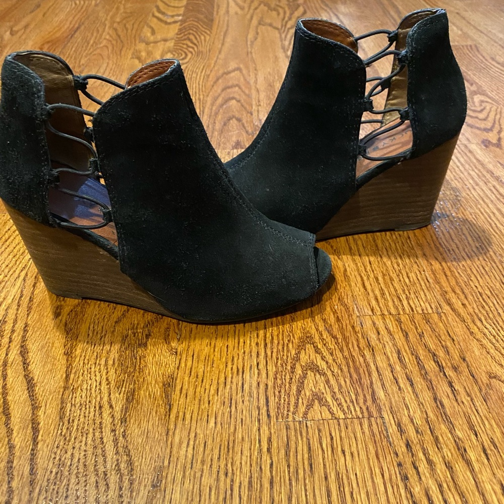 Lucky Brand size 5 black wedges